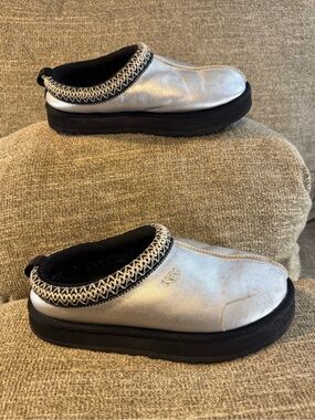UGG Tazz Women’s Leather Slippers Silver Metallic Size 6
